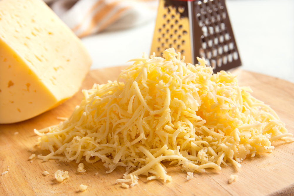Сыр натрите на мелкой или крупной терке. Подойдет любой сыр, который хорошо плавится. Можно использовать смесь твердого сыра и моцареллы.